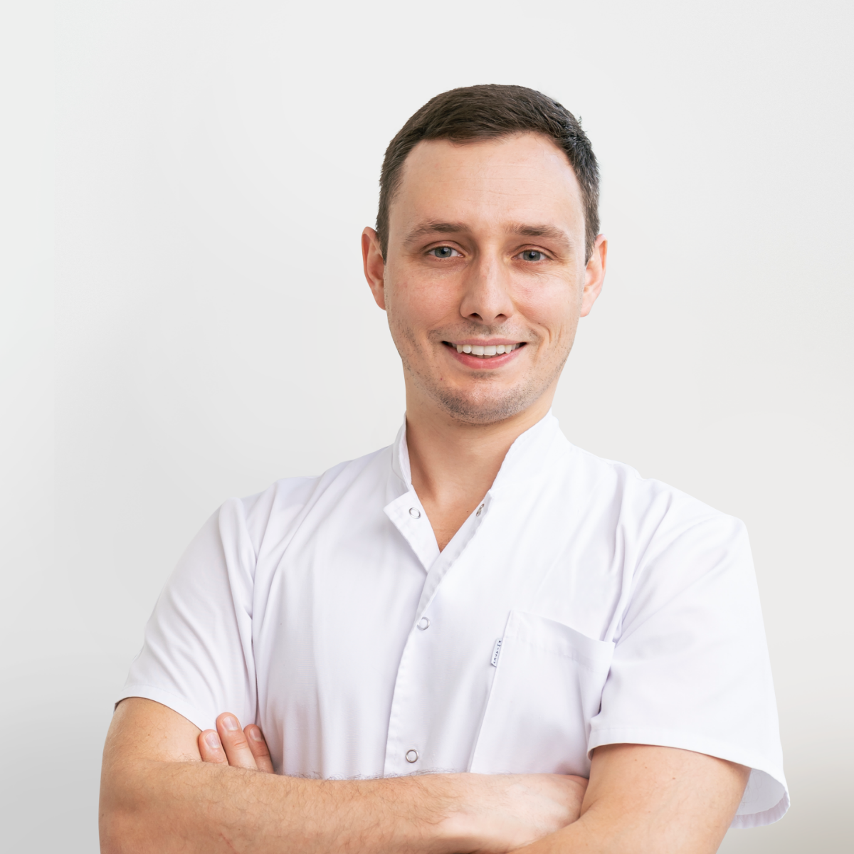 Lek. stom. Jakub Najbar, specjalista endodoncji mikroskopowej, stomatologii zachowawczej i protetyki w gabinecie stomatologicznym EstiDental w Krakowie