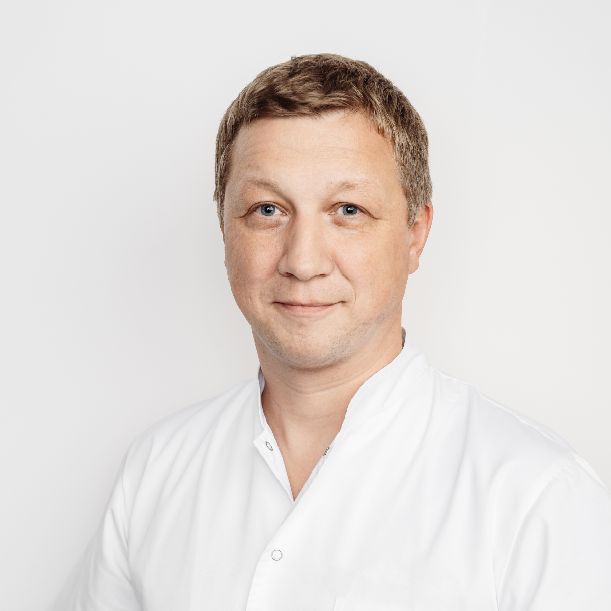 Lek. dent. Tomasz Marecik, specjalista chirurgii szczękowo-twarzowej w gabinecie stomatologicznym EstiDental w Krakowie